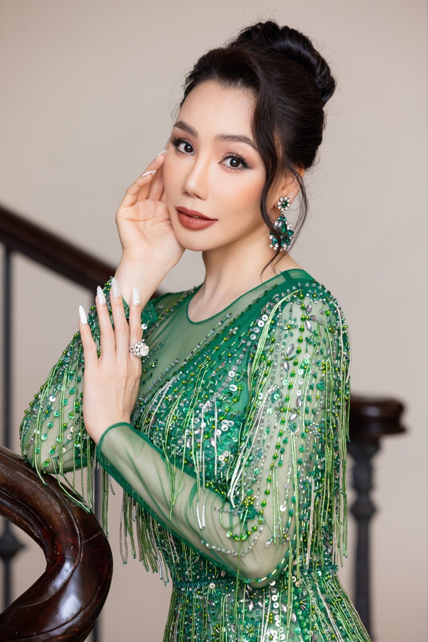 Hồ Quỳnh Hương tự ti nhan sắc, cần ê-kip 9 người chăm mới yên tâm lên diễn - Ảnh 3.