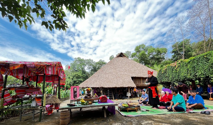 Tái hiện Lễ Mừng cơm mới của dân tộc Mường ở Hoà Bình - Ảnh 1.