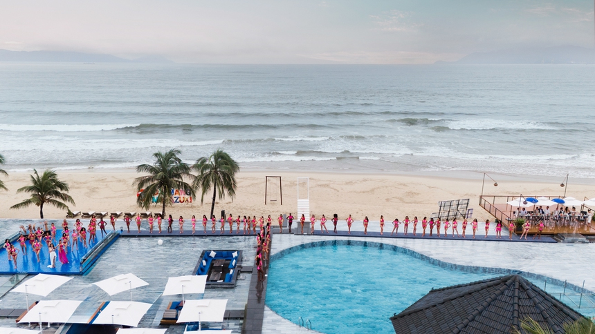 Bất chấp mưa gió, dàn hoa hậu Miss Grand International vẫn hết mình trong phần thi Swimsuit Competition - Ảnh 3.