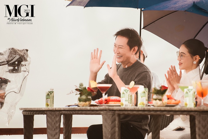 Bất chấp mưa gió, dàn hoa hậu Miss Grand International vẫn hết mình trong phần thi Swimsuit Competition - Ảnh 1.