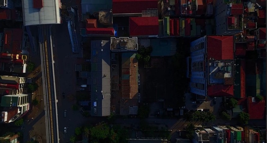 'Thành phố ngủ gật': Phim kiệm thoại nhưng nhiều thông điệp về mối quan hệ giữa người với người - Ảnh 8.