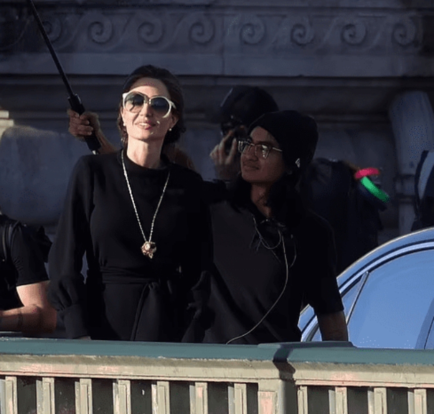 Pax Thiên và Maddox bị mỉa mai nịnh mẹ Angelina Jolie vì tài sản - Ảnh 2.