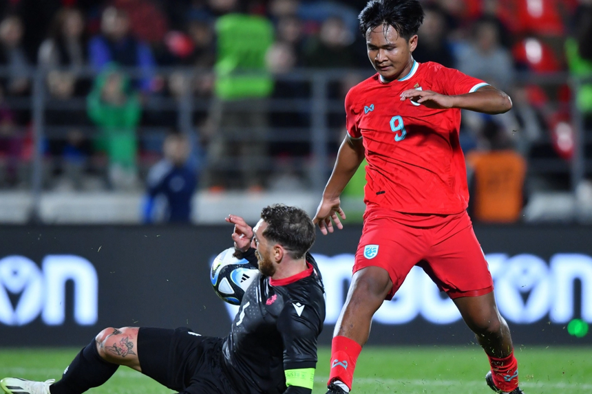 Tuyển Thái Lan thua 8 bàn lịch sử, HLV Polking còn buồn hơn ông Troussier - Ảnh 1.