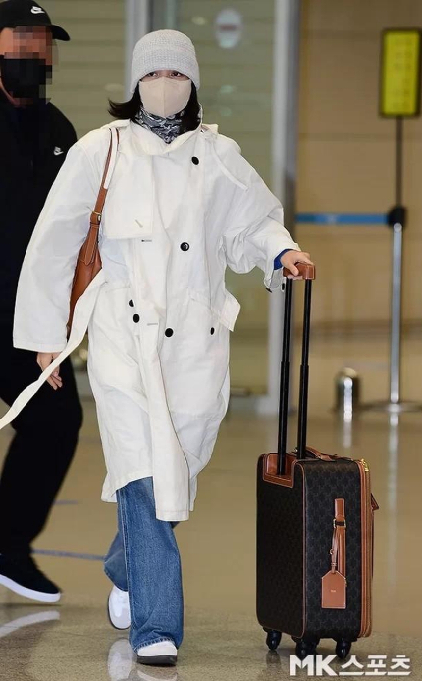 Lisa Blackpink giả tạo, lợi dụng Jennie để thoát khỏi áp lực dư luận - Ảnh 1. Lisa Blackpink giả tạo, lợi dụng Jennie để thoát khỏi áp lực dư luận - Ảnh 1.