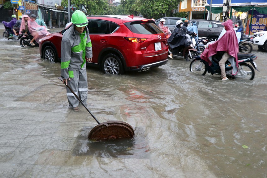 Mưa lớn gây ngập cục bộ nhiều tuyến đường đô thị thành phố Huế - Ảnh 6.