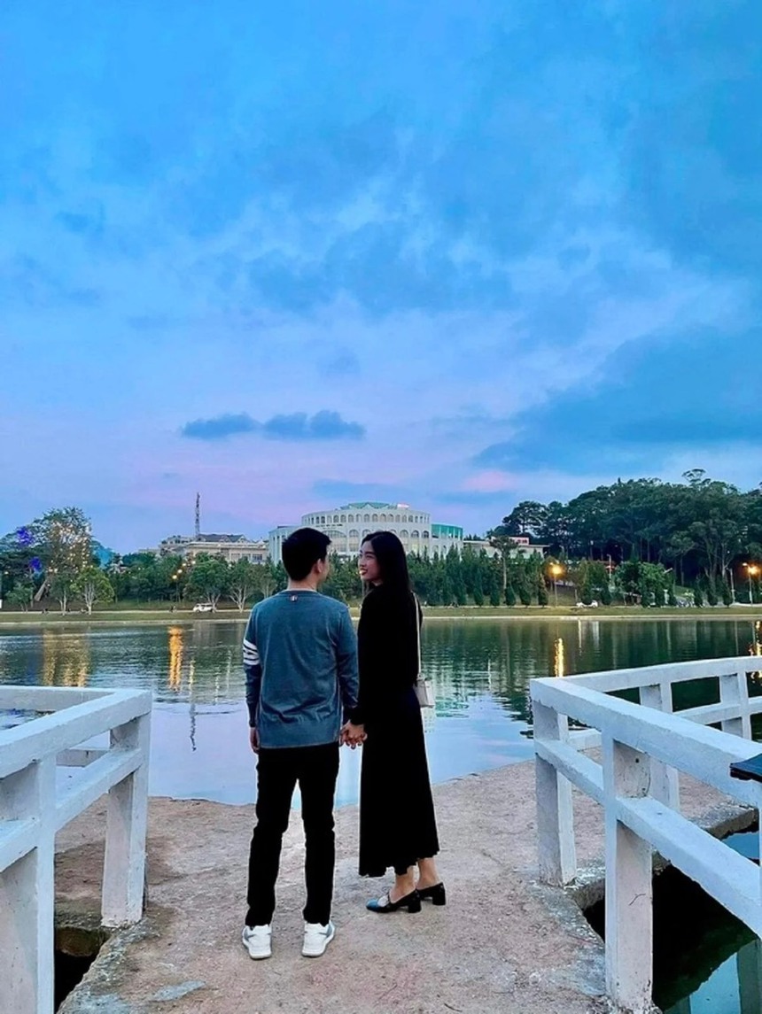 Đông Nhi, Đỗ Mỹ Linh, được ông xã chúc sinh nhật, Chí Trung tình tứ bên bạn gái kém tuổi - Ảnh 3.