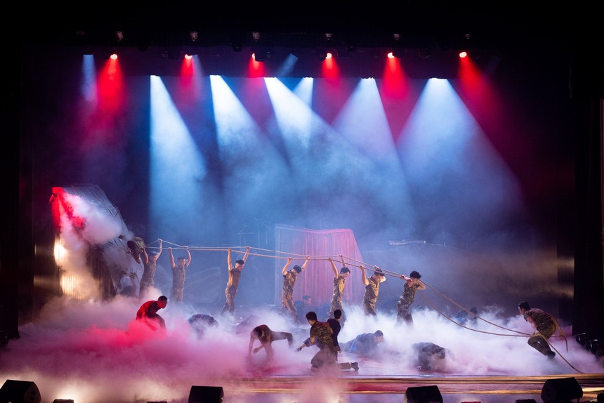 Dấu ấn Đoàn văn công Quân khu 1 trên sân khấu Hội diễn toàn quân - Ảnh 2.