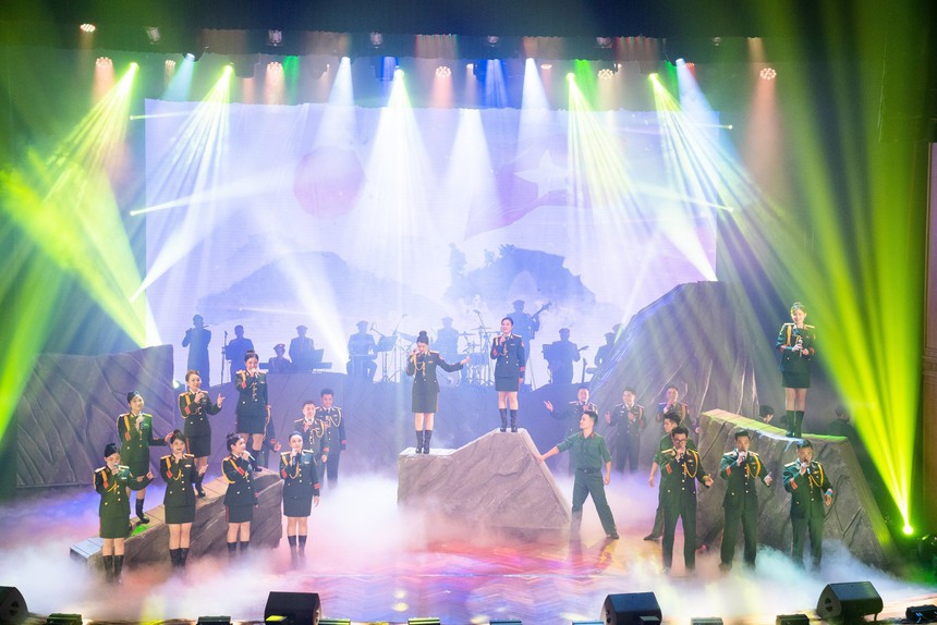 Dấu ấn Đoàn văn công Quân khu 1 trên sân khấu Hội diễn toàn quân - Ảnh 1.