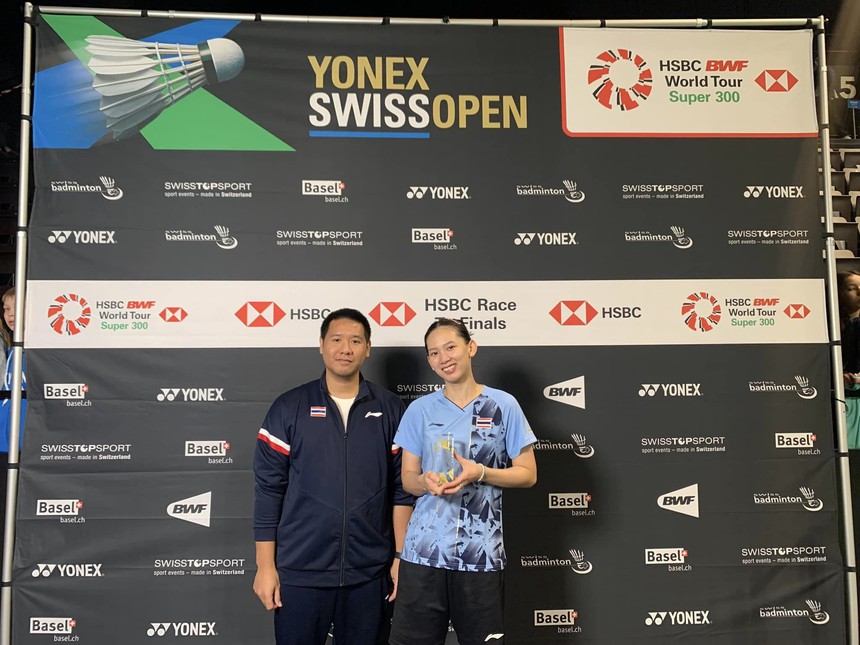 HLV Thái Lan giải thích lý do xuống sân hỗ trợ 'hot girl cầu lông Việt Nam', CĐV khen ngợi vì hành động tuyệt vời - Ảnh 4. HLV Thái Lan giải thích lý do xuống sân hỗ trợ 'hot girl cầu lông Việt Nam', CĐV khen ngợi vì hành động tuyệt vời - Ảnh 4.