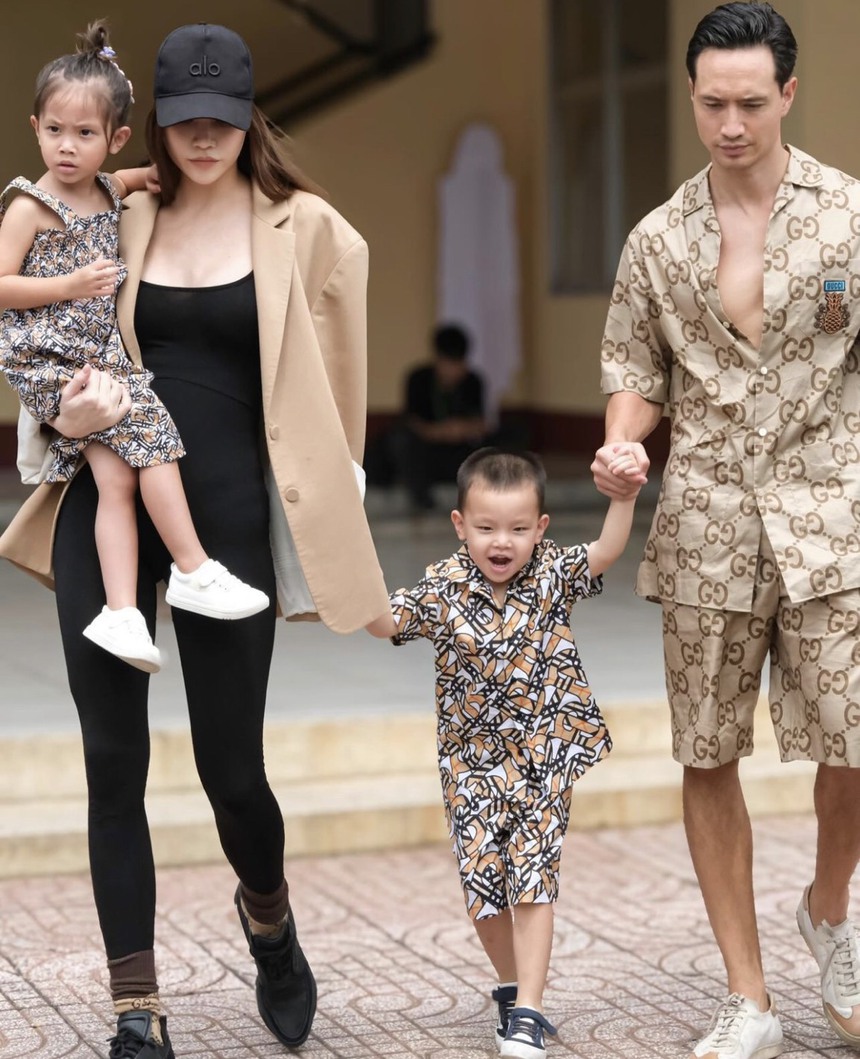 Lan Khuê để lộ biểu cảm 'khó đỡ' khi Hương Giang đòi 'hun', Trường Giang cảm thấy có lỗi khi Nhã Phương sinh con - Ảnh 3.