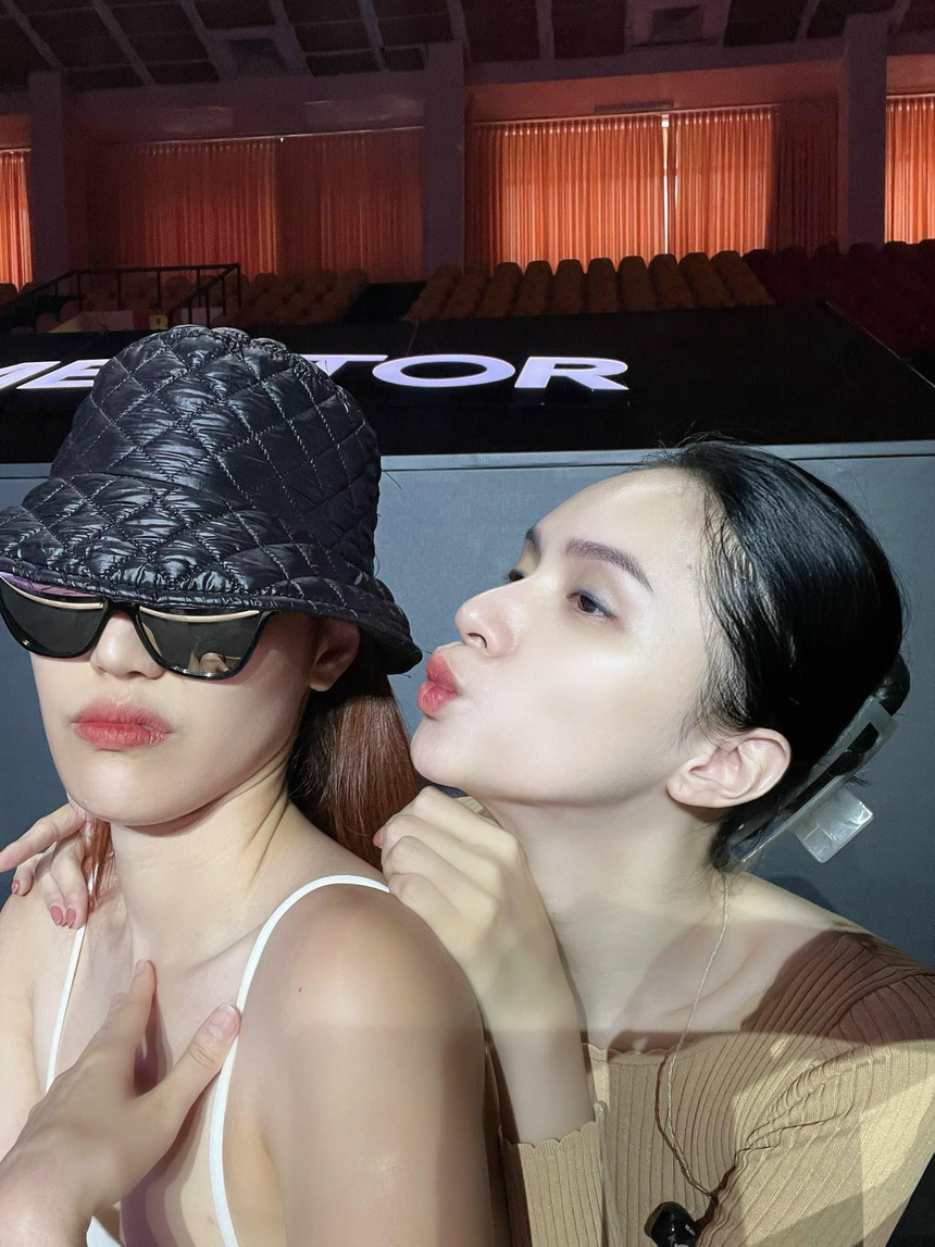 Lan Khuê để lộ biểu cảm 'khó đỡ' khi Hương Giang đòi 'hun', Trường Giang cảm thấy có lỗi khi Nhã Phương sinh con - Ảnh 1.