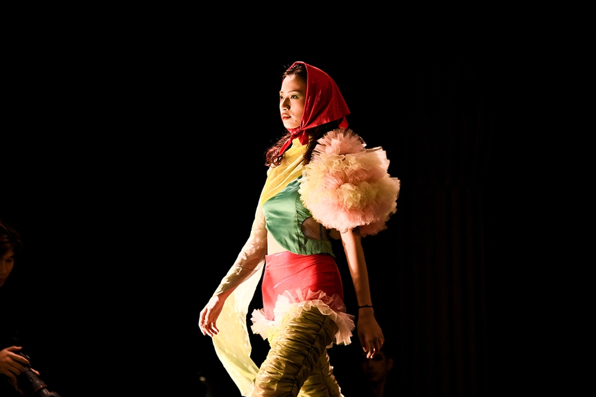 Showcase thời trang 'Song viễn' của học sinh trường THPT Chuyên Hà Nội - Amsterdam - Ảnh 3.
