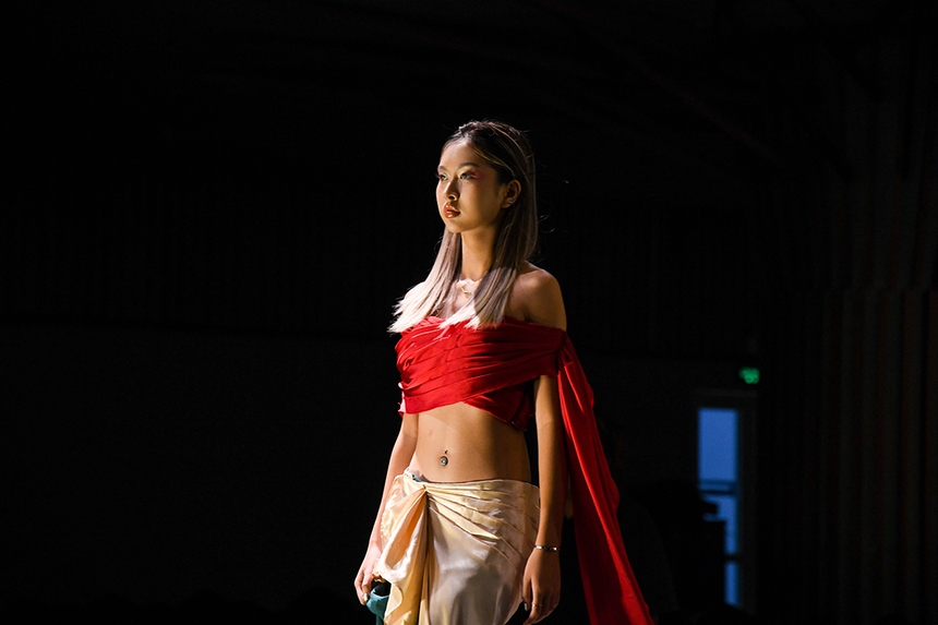 Showcase thời trang 'Song viễn' của học sinh trường THPT Chuyên Hà Nội - Amsterdam - Ảnh 4.