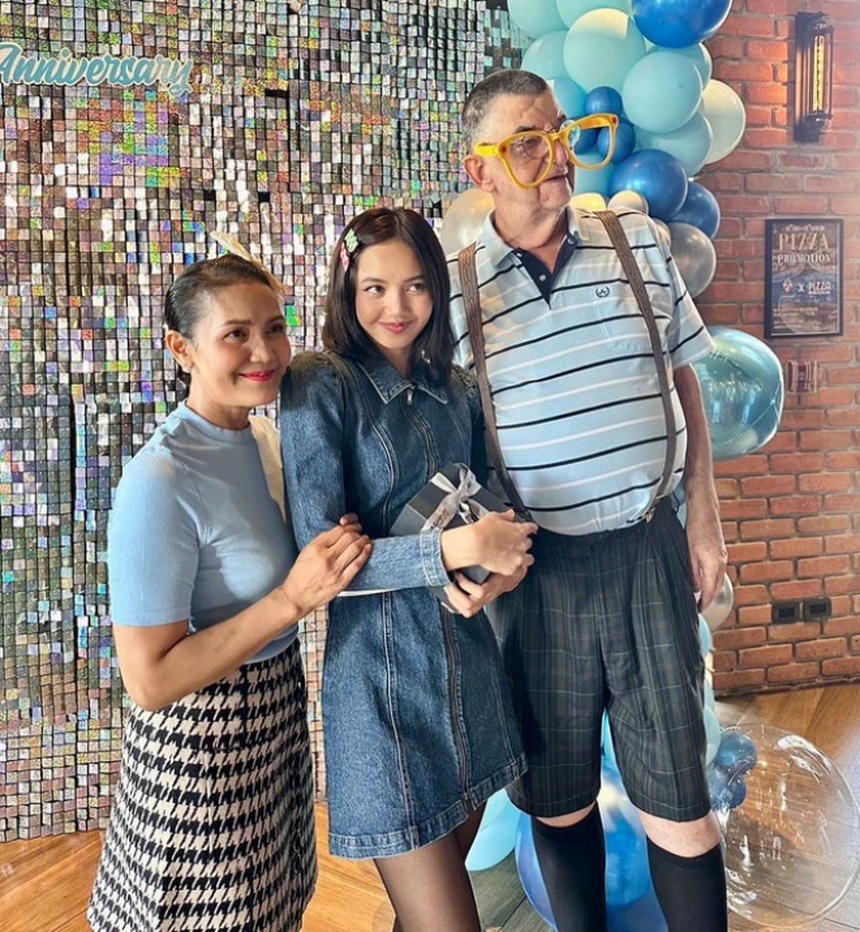 Lisa Black dự sinh nhật cha dượng, bạn trai thiếu gia LVMH có món quà gây sốt - Ảnh 1. Lisa Black dự sinh nhật cha dượng, bạn trai thiếu gia LVMH có món quà gây sốt - Ảnh 1.