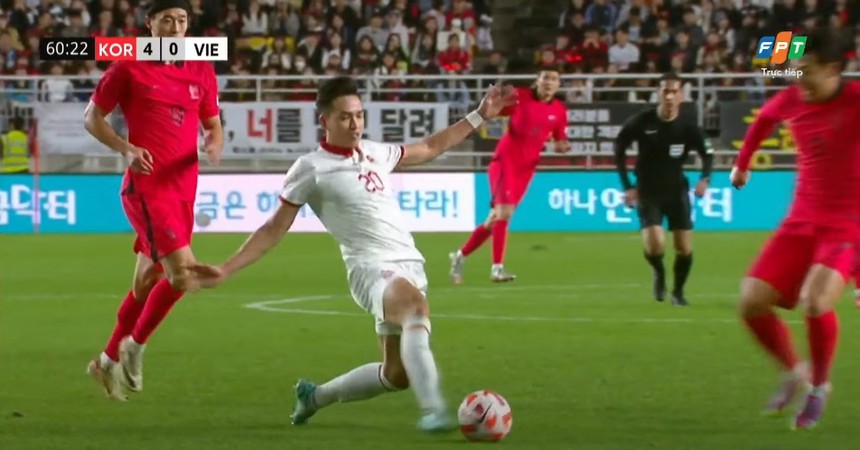 Bùi Hoàng Việt Anh nhận thẻ đỏ oan ức từ trọng tài Malaysia sau pha truy cản Son Heung Min - Ảnh 4.