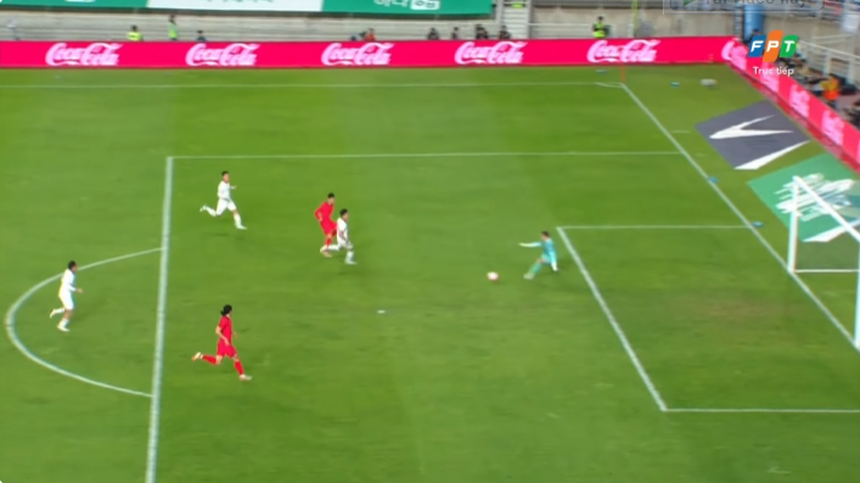 Đặng Văn Lâm từ chối cơ hội ghi bàn của ngôi sao số 1 châu Á Son Heung Min - Ảnh 2. Đặng Văn Lâm từ chối cơ hội ghi bàn của ngôi sao số 1 châu Á Son Heung Min - Ảnh 2.