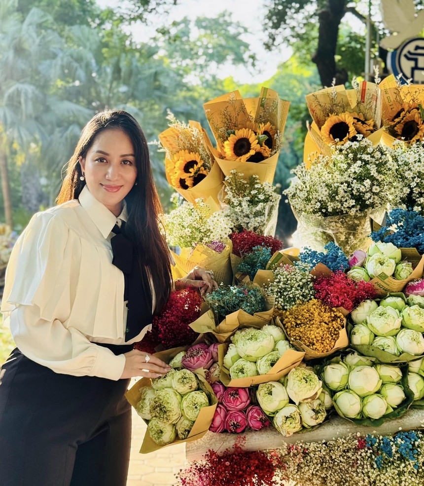 Phương Oanh khoe tin vui khi đi khám thai, Khánh Thi đăng ảnh bên xe hoa giữa trời thu Hà Nội - Ảnh 1.