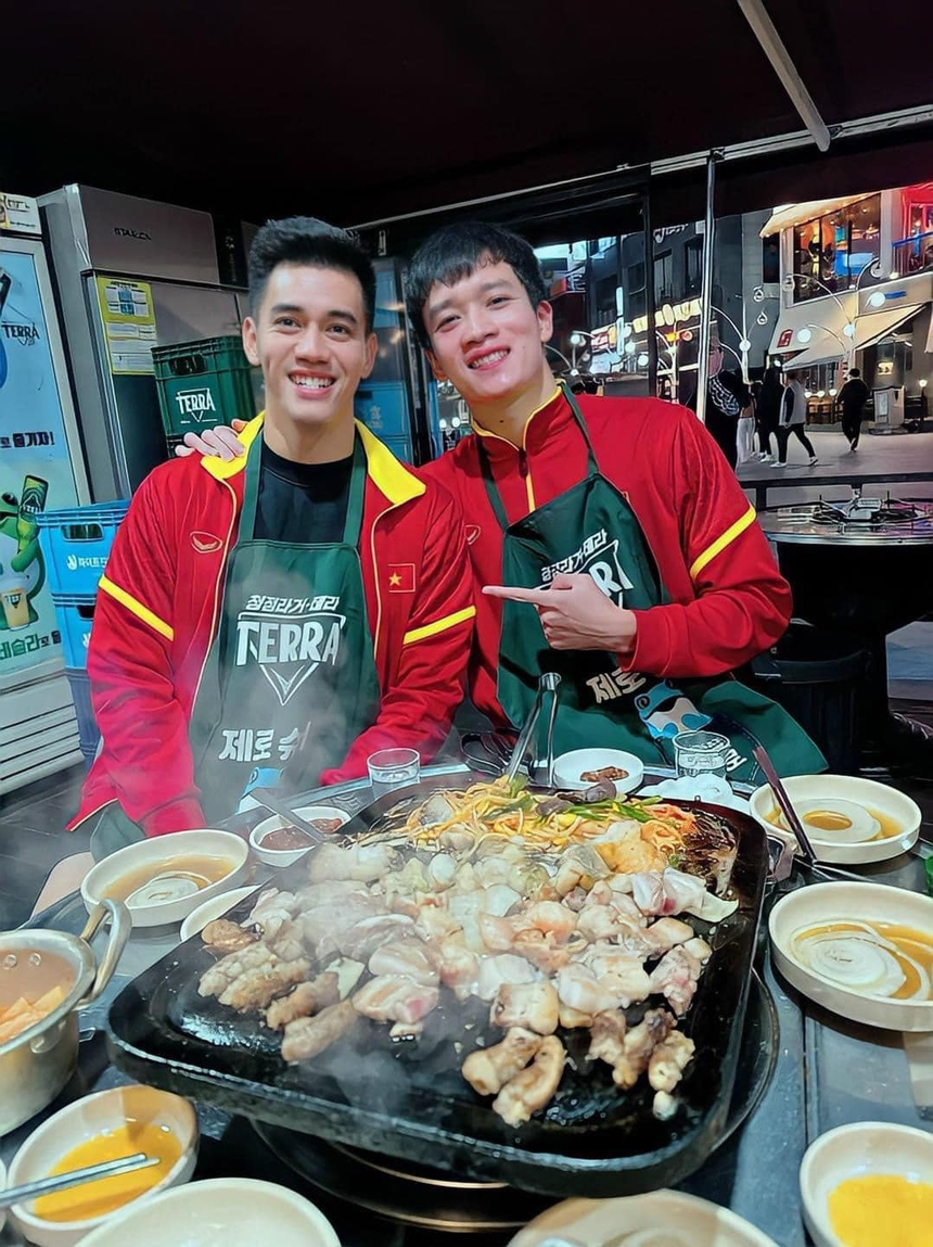 Tiến Linh, Hoàng Đức tranh thủ 'đánh lẻ' sau trận đấu với ĐT Hàn Quốc - Ảnh 2. Tiến Linh, Hoàng Đức tranh thủ 'đánh lẻ' sau trận đấu với ĐT Hàn Quốc - Ảnh 2.