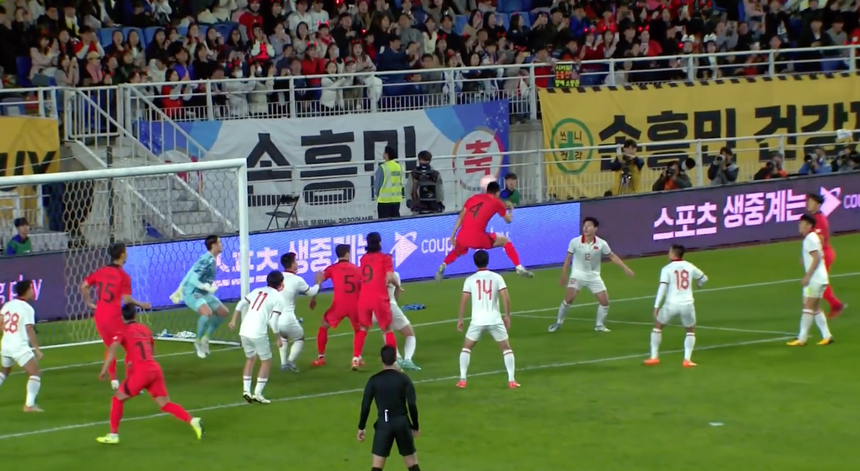 HLV Troussier lo bóng bổng với đội tuyển Việt Nam  - Ảnh 1.