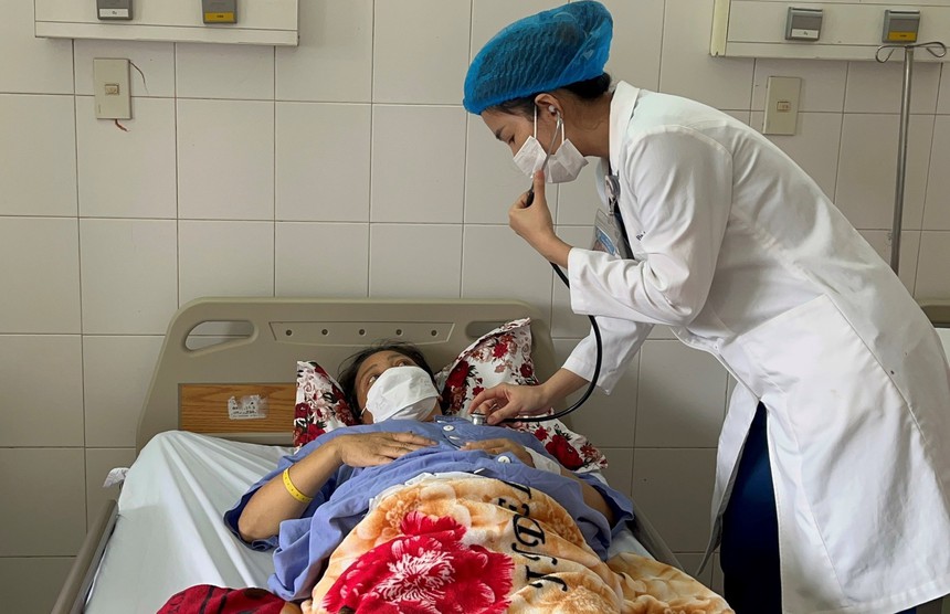 Phối hợp liên viện cứu sống sản phụ nguy kịch sau sinh - Ảnh 1.