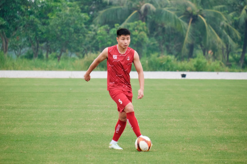 Tin nóng bóng đá Việt sáng 19/10: HLV Troussier nhắn nhủ Quang Hải, Vân 'Kante' khiến ĐT nữ lo lắng - Ảnh 5.