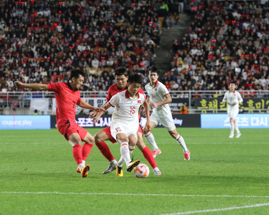 Người quan sát: Người hâm mộ Việt Nam chỉ yêu "bóng đá thắng"? - Ảnh 1.