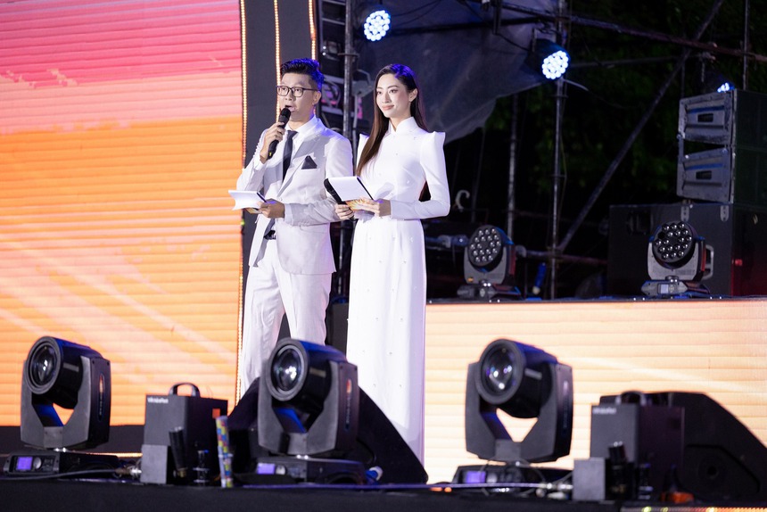 Mạnh Trường điển trai trong phim mới, Lương Thùy Linh làm MC tại lễ khai giảng trường đại học - Ảnh 2.