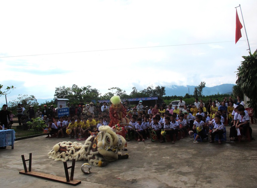 Trung Thu “Vì mái trường cho em” - Ảnh 7.
