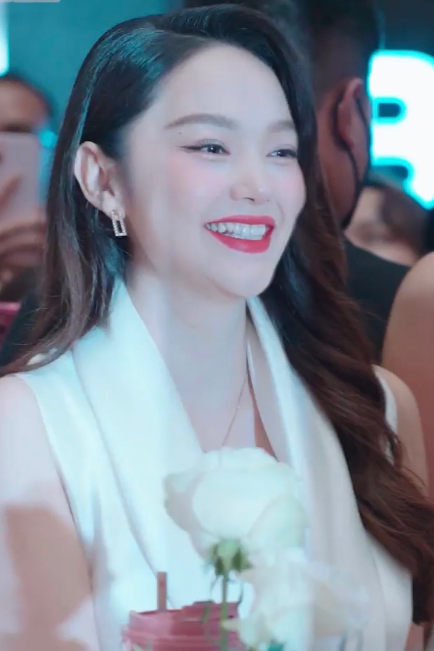 Minh Hằng tái xuất sau sinh con đầu lòng, nhan sắc "chặt chém" cả dàn hậu Việt - Ảnh 2.