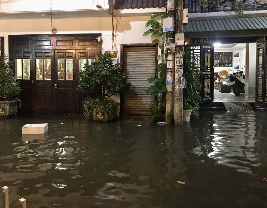 Mưa lớn kéo dài, nhiều con đường của Thành phố Hồ Chí Minh chìm trong 'biển nước' - Ảnh 3.
