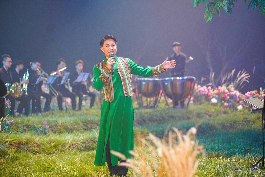 Giọng ca 'phi giới tính' Trần Tùng Anh: Kết hợp dân gian và giao hưởng sẽ không bao giờ 'lỗi thời' - Ảnh 3.