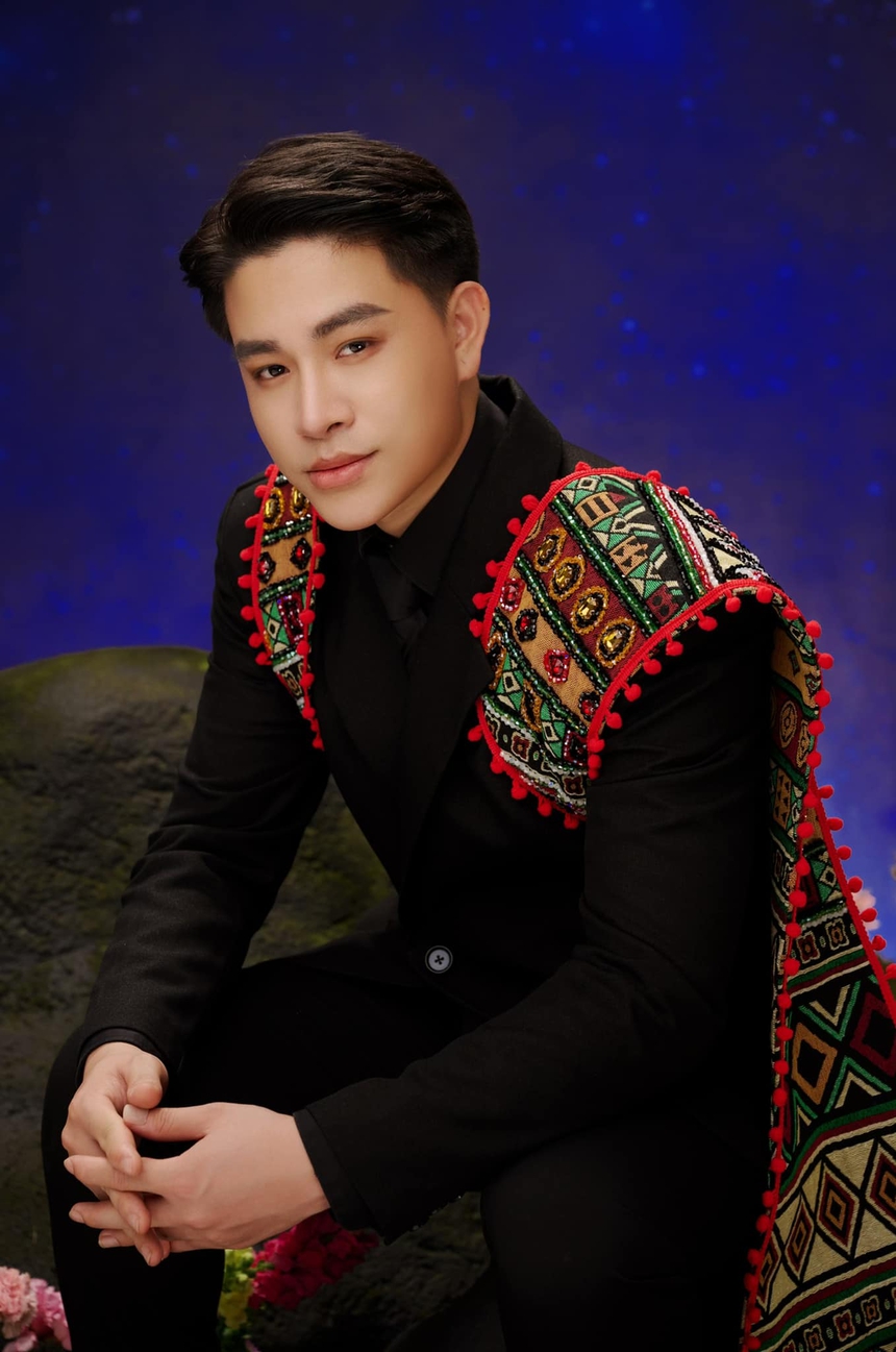 Giọng ca 'phi giới tính' Trần Tùng Anh: Kết hợp dân gian và giao hưởng sẽ không bao giờ 'lỗi thời' - Ảnh 1.