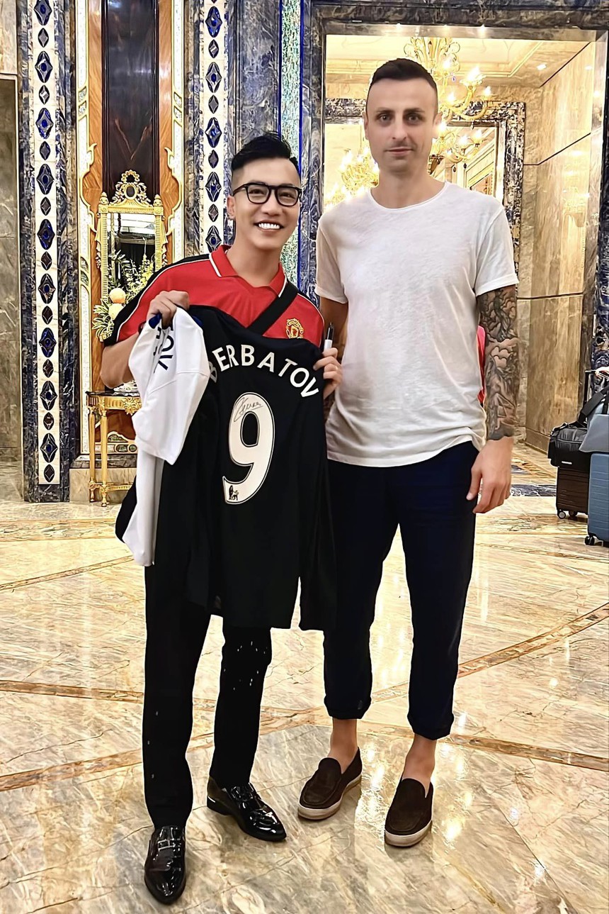 Cựu tiền đạo MU, Dimitar Berbatov bất ngờ sang Việt Nam khiến fan ‘Quỷ đỏ’ phấn khích  - Ảnh 2.