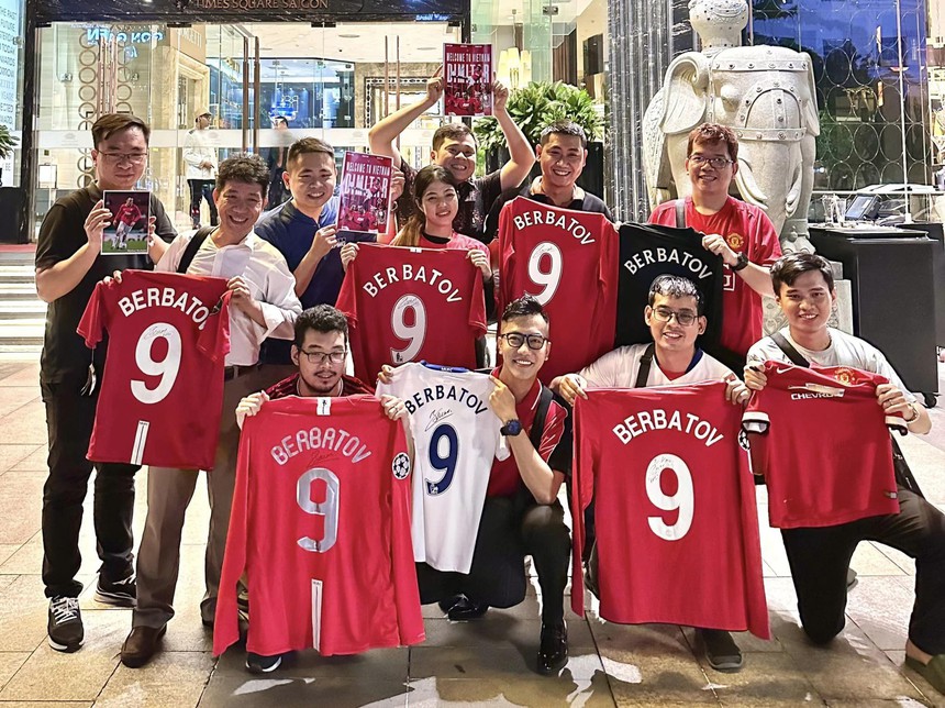Cựu tiền đạo MU, Dimitar Berbatov bất ngờ sang Việt Nam khiến fan ‘Quỷ đỏ’ phấn khích  - Ảnh 4.