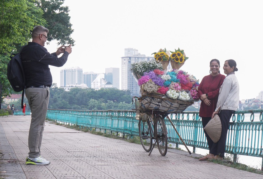 Cuộc đời sau ống kính: Hai phút đẹp đẽ của bà bán hoa rong - Ảnh 3. Cuộc đời sau ống kính: Hai phút đẹp đẽ của bà bán hoa rong - Ảnh 3.