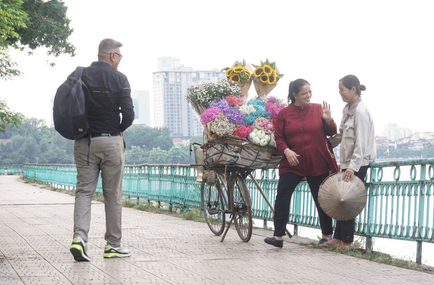 Cuộc đời sau ống kính: Hai phút đẹp đẽ của bà bán hoa rong - Ảnh 4. Cuộc đời sau ống kính: Hai phút đẹp đẽ của bà bán hoa rong - Ảnh 4.