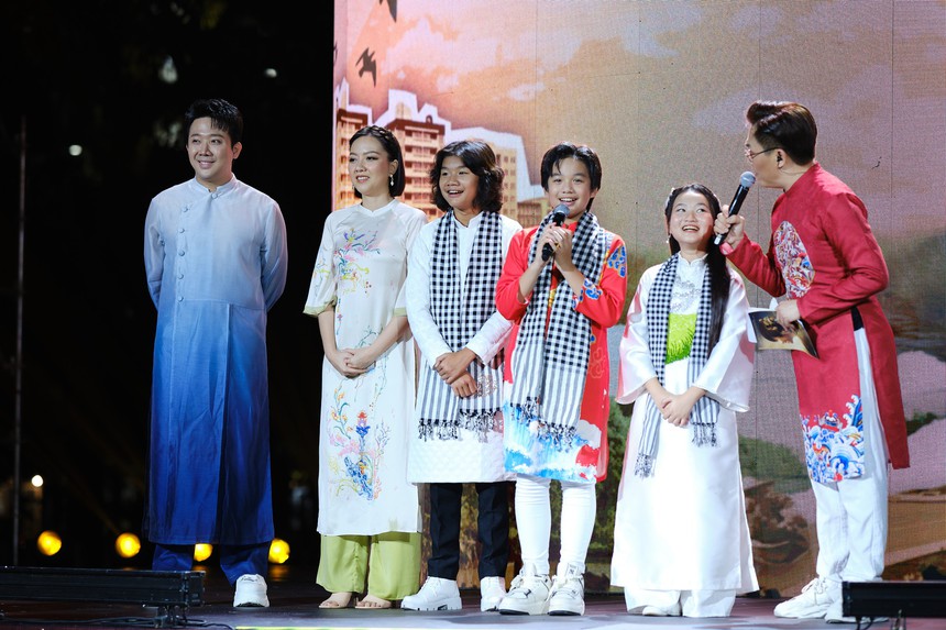 Trấn Thành gây bất ngờ khi lần đầu thể hiện ca khúc ‘Bài ca Đất Phương Nam’ - Ảnh 3.