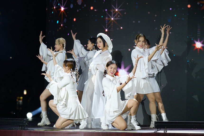 Trấn Thành gây bất ngờ khi lần đầu thể hiện ca khúc ‘Bài ca Đất Phương Nam’ - Ảnh 1.