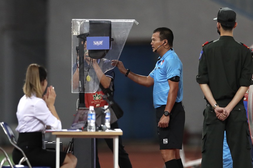 HLV Kiatisuk giúp HAGL thoát hiểm - Ảnh 2. HLV Kiatisuk giúp HAGL thoát hiểm - Ảnh 2.