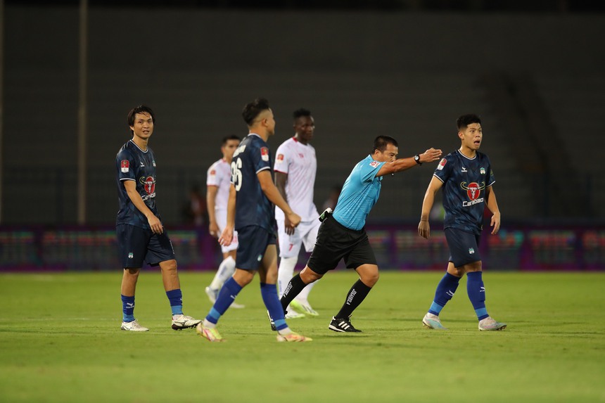 HLV Kiatisuk giúp HAGL thoát hiểm - Ảnh 1. HLV Kiatisuk giúp HAGL thoát hiểm - Ảnh 1.