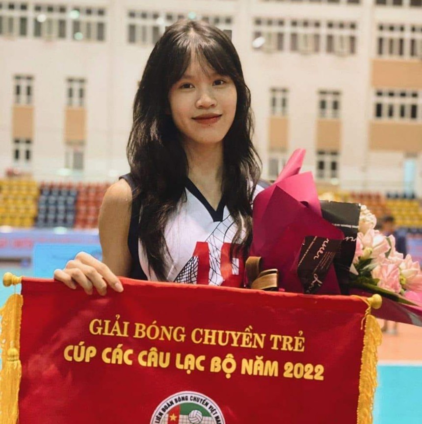 Đỗ Hồng Linh mới 16 tuổi nhưng cao 1m83, là phụ công trẻ tài năng của Bộ Tư Lệnh Thông Tin, có thể kế tục Ngọc Hoa, Kim Huệ trong những năm tới đây