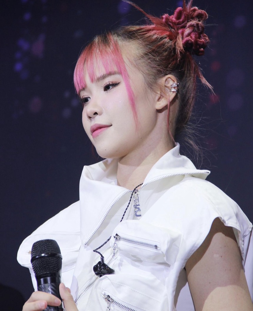 Thanh Hằng hé lộ váy cưới trong ngày trọng đại, bà xã Công Lý khoe 'quà' 20/10, Puka nói về tin đồn mang bầu - Ảnh 7.