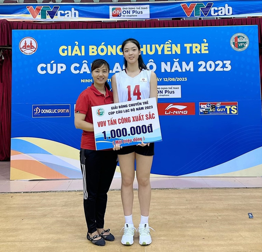 Phạm Quỳnh Hương nhận giải thưởng "VĐV tấn công xuất sắc nhất" ở giải bóng chuyền trẻ các CLB toàn quốc 2023 trị giá 1 triệu đồng