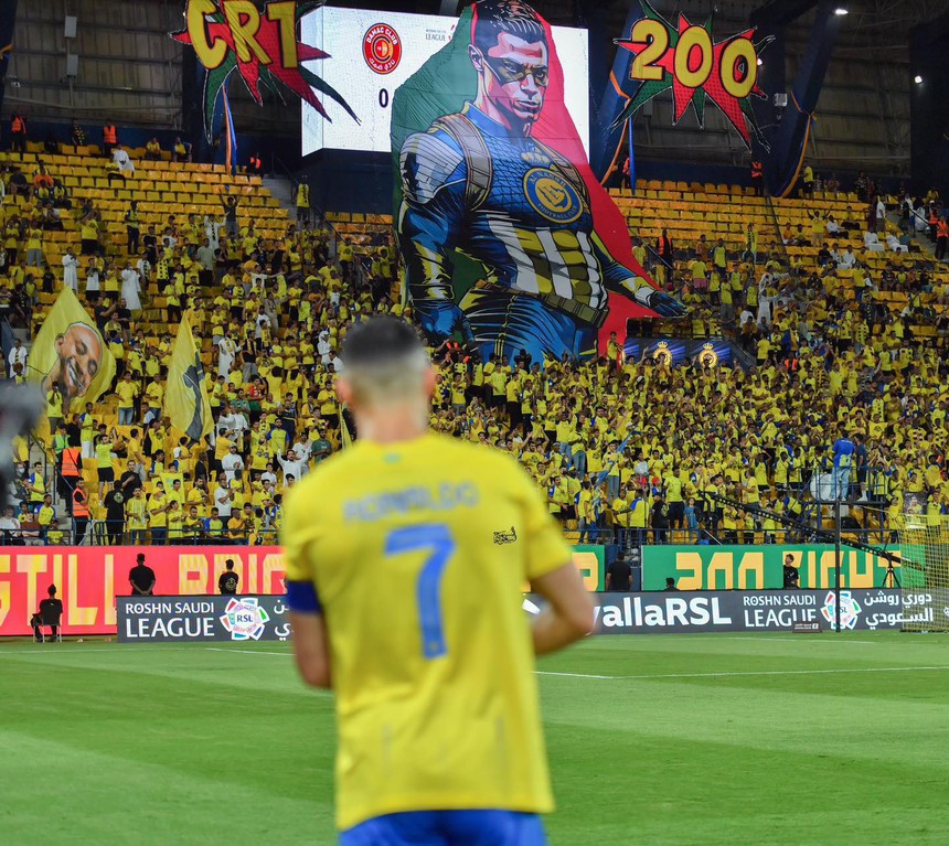 Ronaldo sút phạt đẹp mỹ miều khiến thủ môn lặng người chôn chân, vượt Haaland để xác lập cột mốc mới - Ảnh 2.