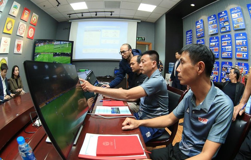 Cà phê đầu tuần: VAR chưa chạm nổi vào V-League - Ảnh 1.