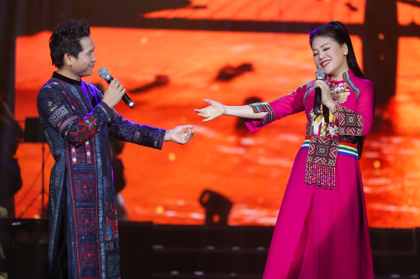 Trọng Tấn lần thứ hai 'khoe' giọng hát con trai trên cùng một sân khấu chuyên nghiệp - Ảnh 2. Trọng Tấn lần thứ hai 'khoe' giọng hát con trai trên cùng một sân khấu chuyên nghiệp - Ảnh 2.