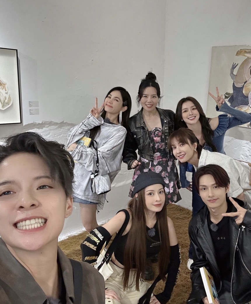 Chi Pu nổi bật giữa dàn sao xứ Trung, Hoa hậu Thanh Thủy xinh đẹp trong ảnh gia đình - Ảnh 1.