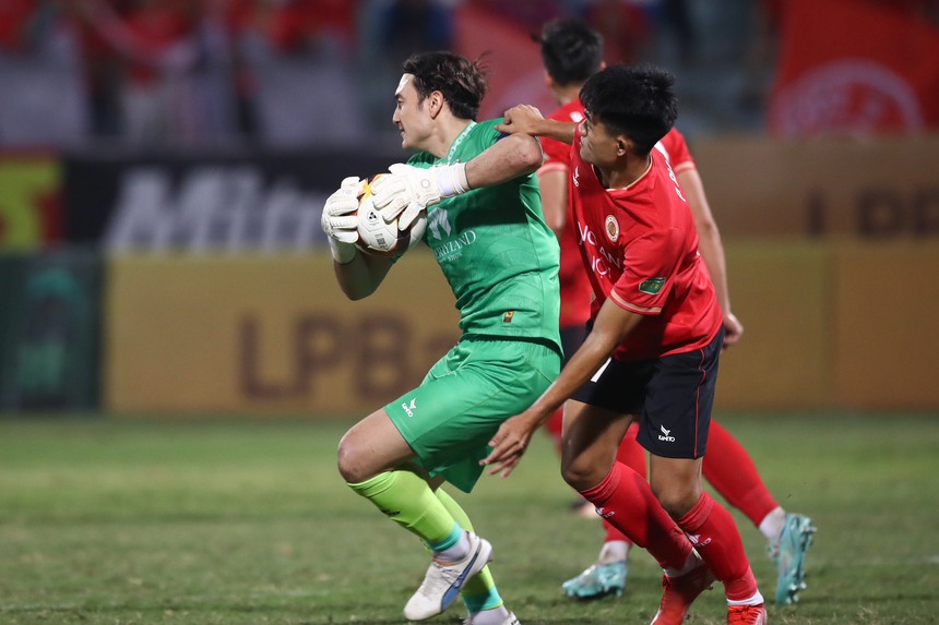 HLV Bình Định: ‘Văn Lâm luôn là chốt chặn đáng tin cậy, chuyên môn không phải bàn cãi’ - Ảnh 2.