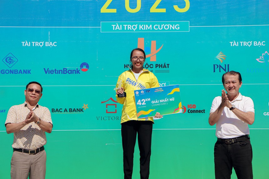 "Nữ hoàng chân đất" vô địch Phan Thiết marathon 2023 - Ảnh 2. "Nữ hoàng chân đất" vô địch Phan Thiết marathon 2023 - Ảnh 2.