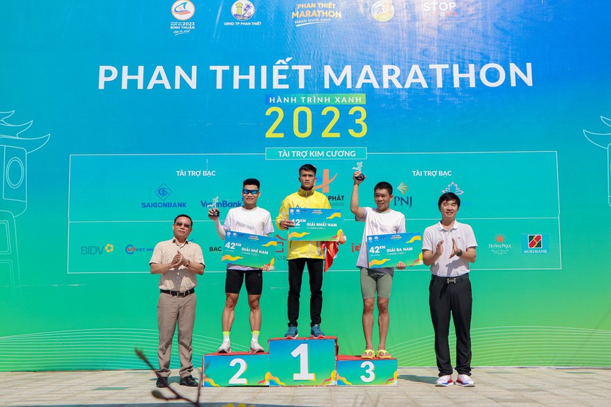 "Nữ hoàng chân đất" vô địch Phan Thiết marathon 2023 - Ảnh 3. "Nữ hoàng chân đất" vô địch Phan Thiết marathon 2023 - Ảnh 3.